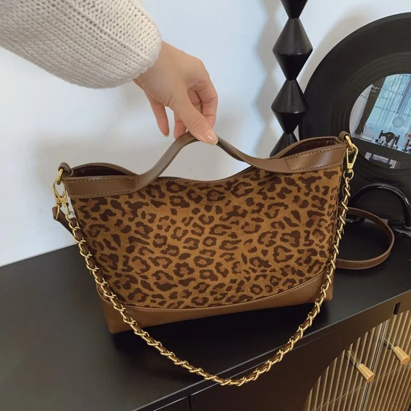 

Fashionable Simple Messenger Bag With Letter Logo Casual Elegance Also Serves As A Unique Diaper Bag For Women