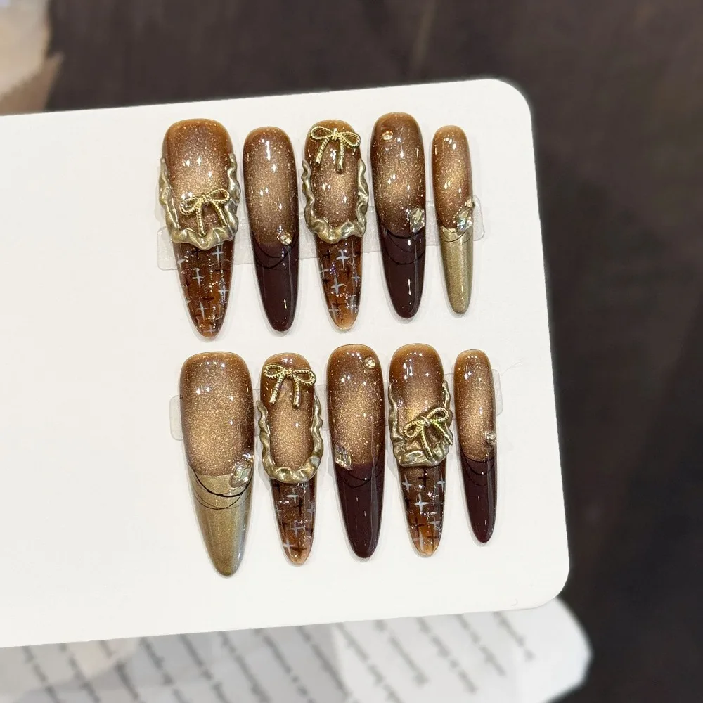 

10 шт., осенне-зимние шоколадно-коричневые бархатные ногти ручной работы, 3D металлические золотые банты с оборками, французские накладные ногти