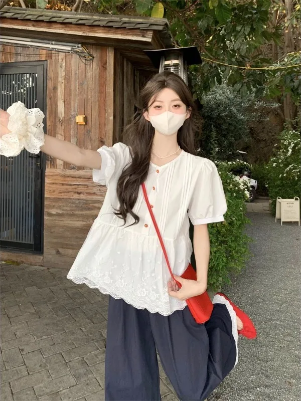 

Женская рубашка больших размеров с кружевной отделкой, цветочными пуговицами и коротким рукавом, летняя новинка, стройнящая, универсальная, дышащая, повседневная, топ