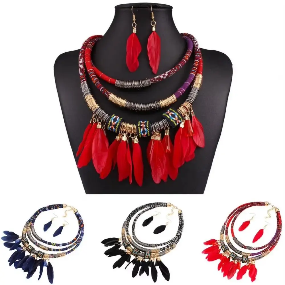 Zestaw biżuterii w stylu vintage boho: wielowarstwowy naszyjnik z piór i frędzli, kolczyki z piór, wykonane ze stopu.