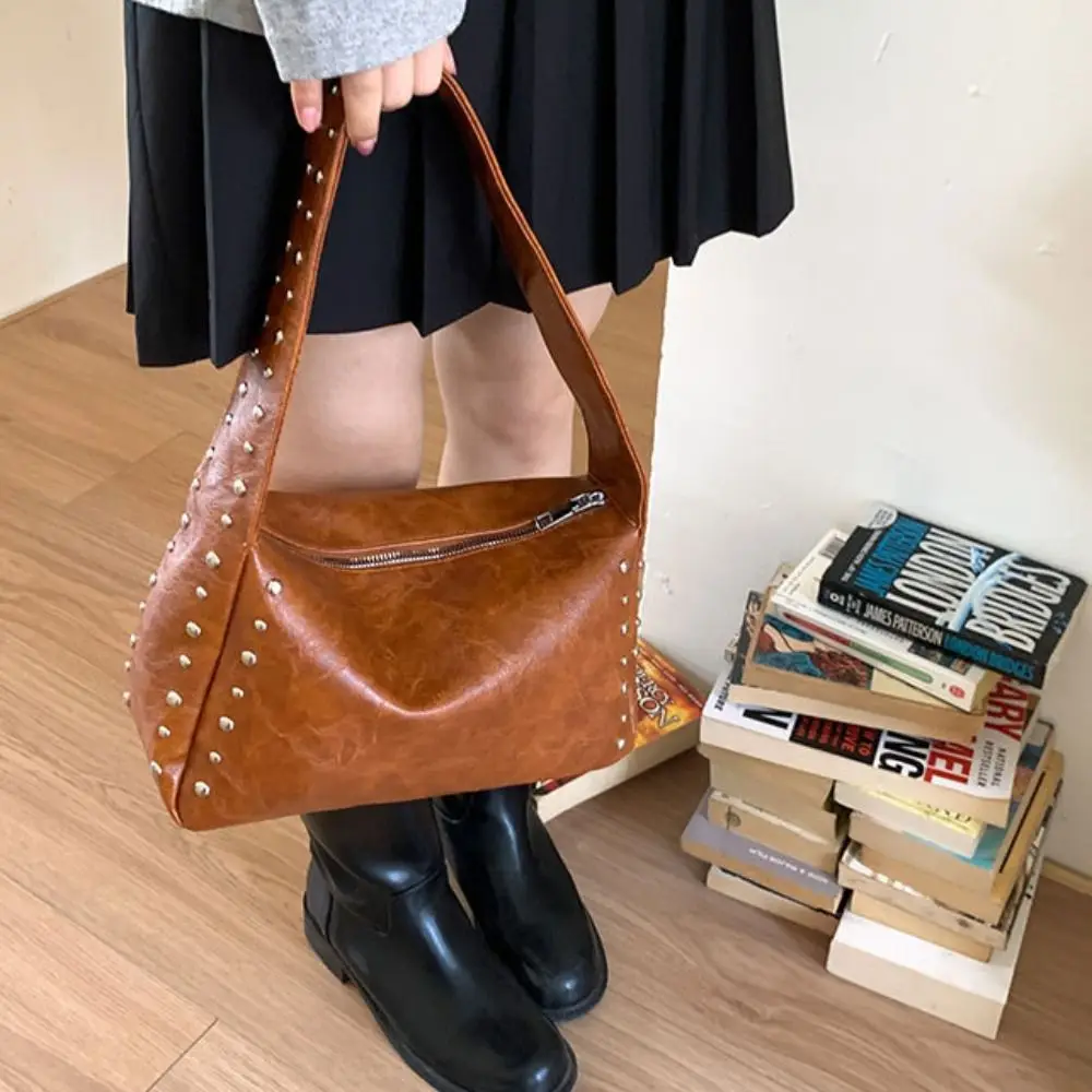 

Сумка-подушка в стиле ретро с заклепками, французская квадратная сумка на плечо, однотонная, для отдыха и повседневного использования, осенняя коллекция