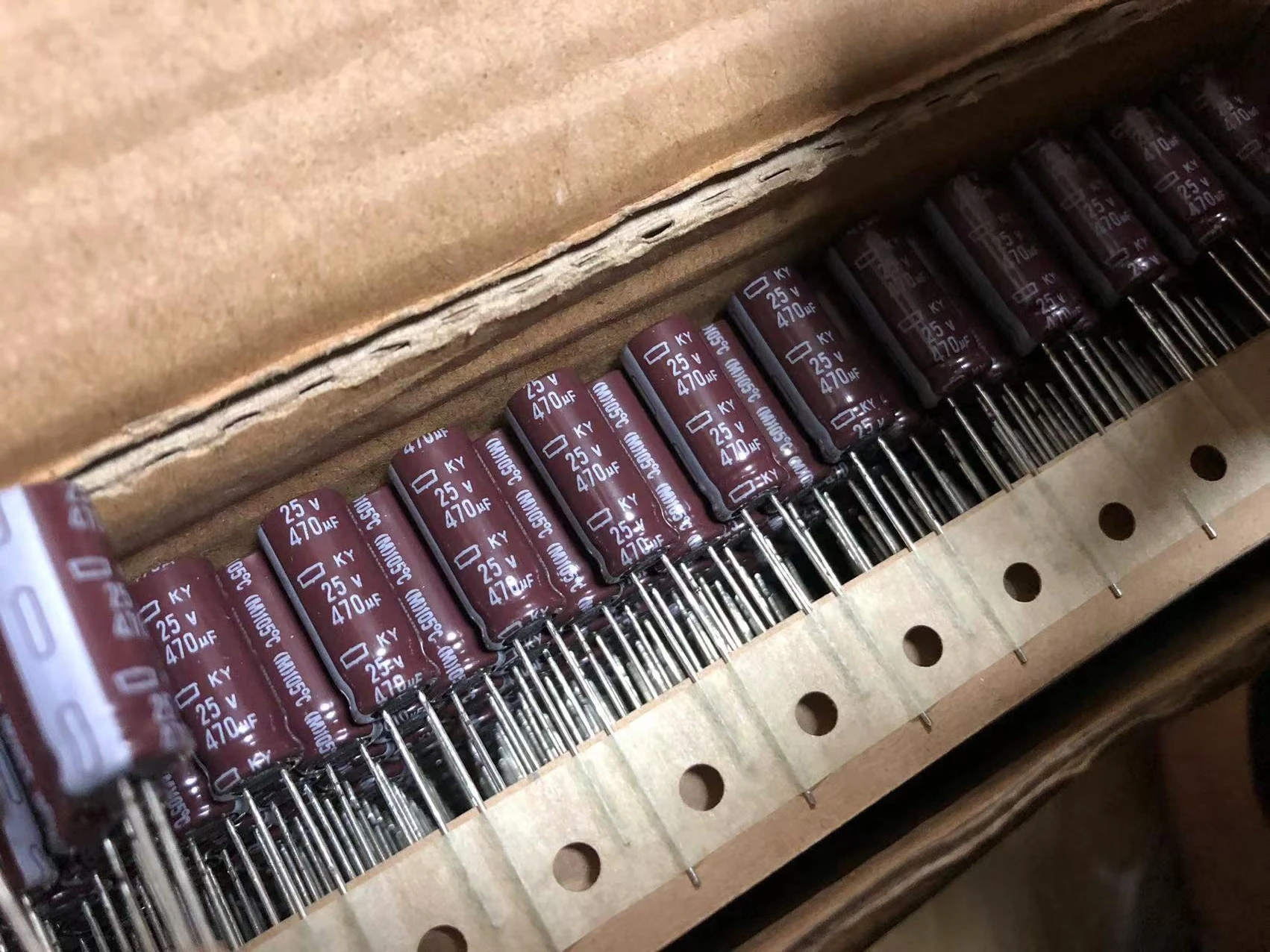 2024 10 قطعة الأصلي جديد 470 فائق التوهج 25V نيبون CHEMI-CON مكثف 25V470UF 8*20 KY عالية التردد مقاومة منخفضة