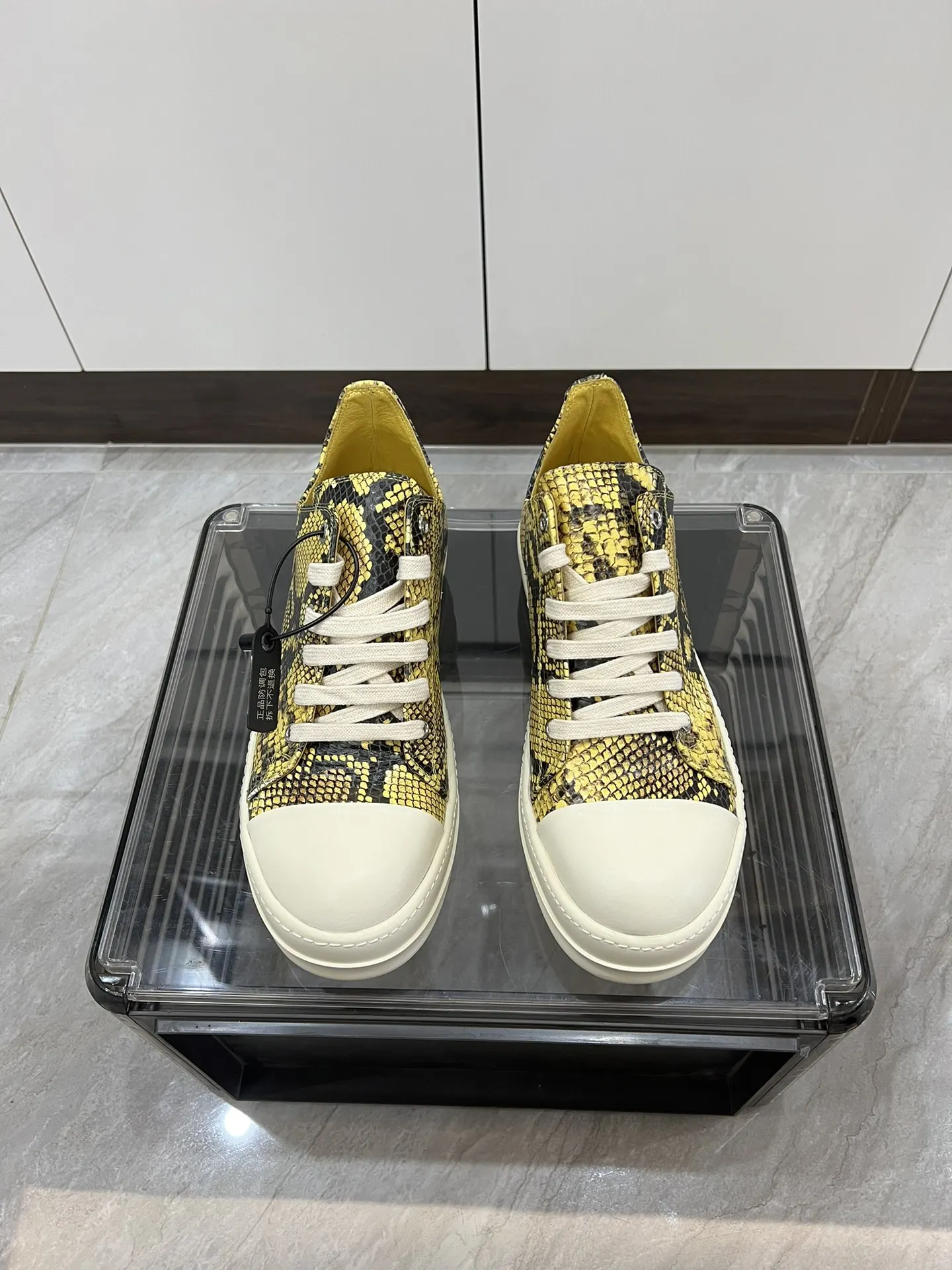 

Men Sneakers and Casual Shoes Yellow Leather Python Pattern Cowhide Women Low-top Sneakers Genuine Leather Shoes Luxury Designer