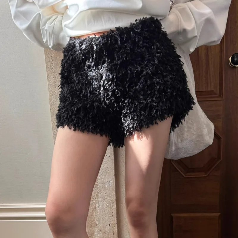 Pantaloncini in pile sfilacciato torta color crema per le donne Autunno Inverno Nuovo temperamento retrò Bordo in lana Pantaloncini minimalisti semplici e versatili