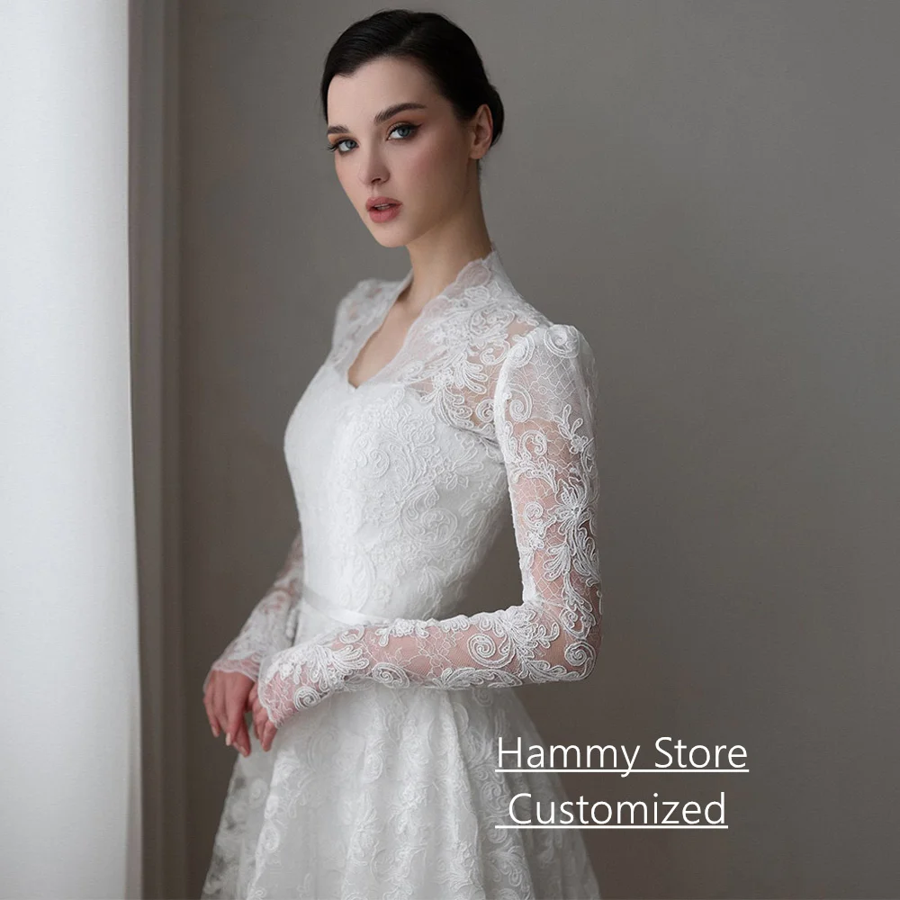 فستان زفاف دانتيل رائع فستان زفاف عربي مخصص بأكمام طويلة ورقبة على شكل V وأزرار وسحاب ذيل محكمة فساتين العروس السعودية