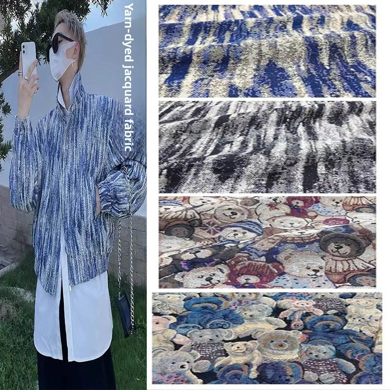 

Плотная жаккардовая джинсовая ткань с узором в виде медведей, продается на метры, для пошива брюк, курток, рубашек, одежды, платьев, джинсов.