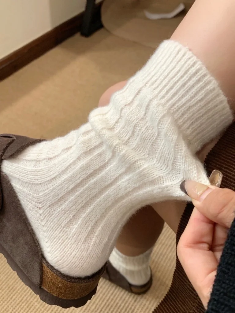 Neue Winter Kaschmir Wolle Frauen Socken Casual Japanische Mode Einfarbig Dicker Lange Socke Mädchen Thermische Warme Crew Socke – Detail 4