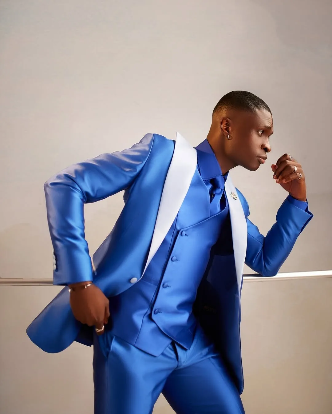 Satynowy garnitur męski 3-częściowy: marynarka + kamizelka + spodnie, smoking ślubny, formalny, zapinany na guziki, jasnoniebieski, do biura, na studniówkę, szyty na miarę.