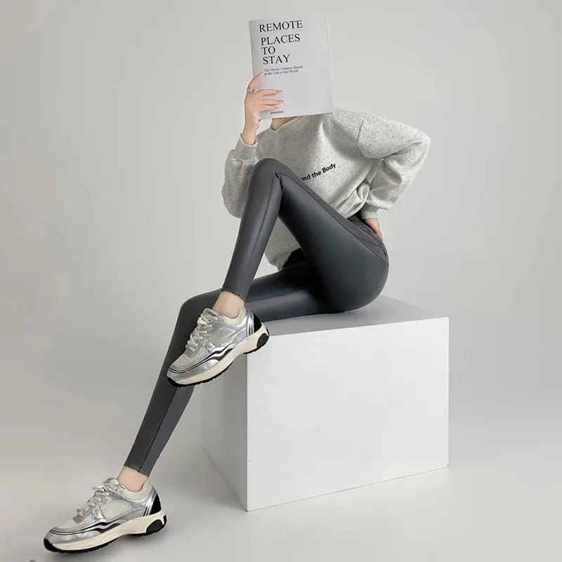 Nowe, obcisłe, elastyczne spodnie skórzane damskie z pluszowym, cienkim wykończeniem, wysokie w pasie, wyszczuplające spodnie, do noszenia jako bazowe spodnie do jogi.