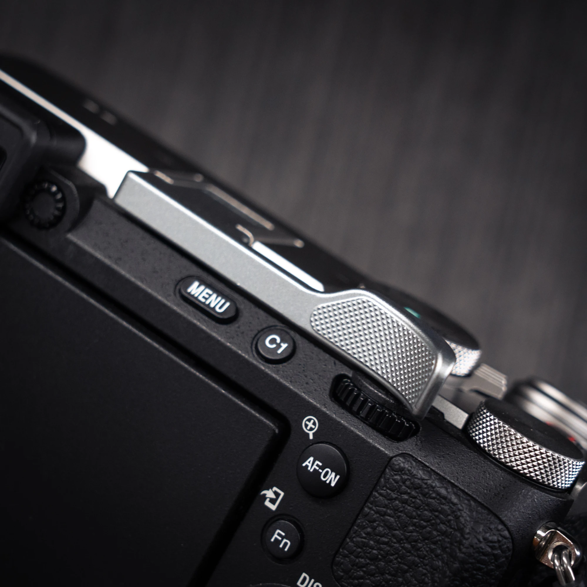 Aluminium Metall Blitzschuh Daumen-Up Blitzschuh Daumen-Up Grip für Sony A7C2 A7CR A7C Kamera Handgriff – Detail 3
