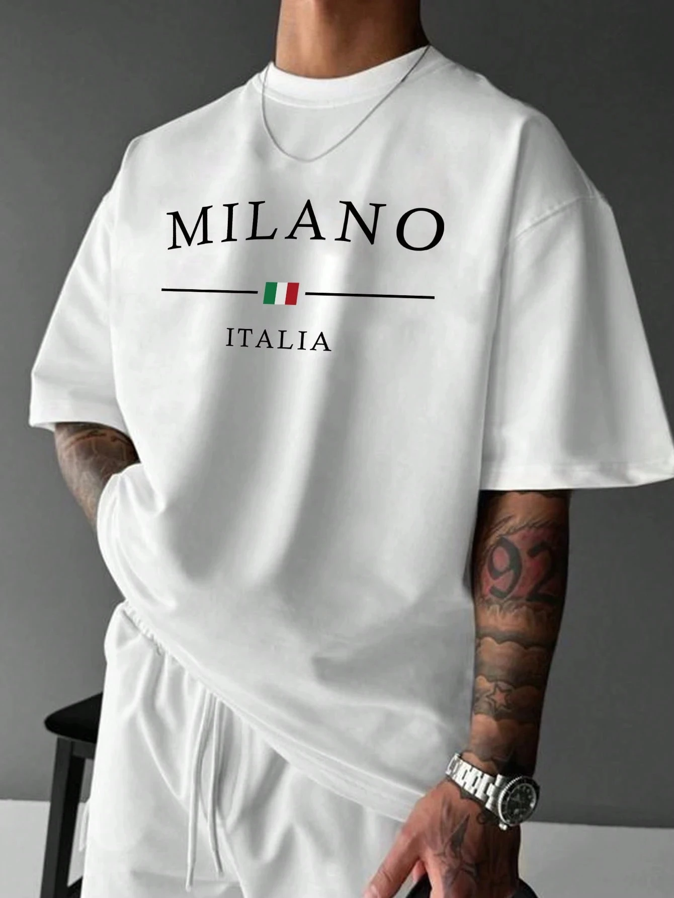 ผู้ชายกราฟิกสโลแกนการ์ตูนพิมพ์รอบคอสั้นเสื้อยืด Milano Italia ชายเสื้อยืดฤดูร้อนสบายๆเสื้อผ้าผู้ชาย TEE