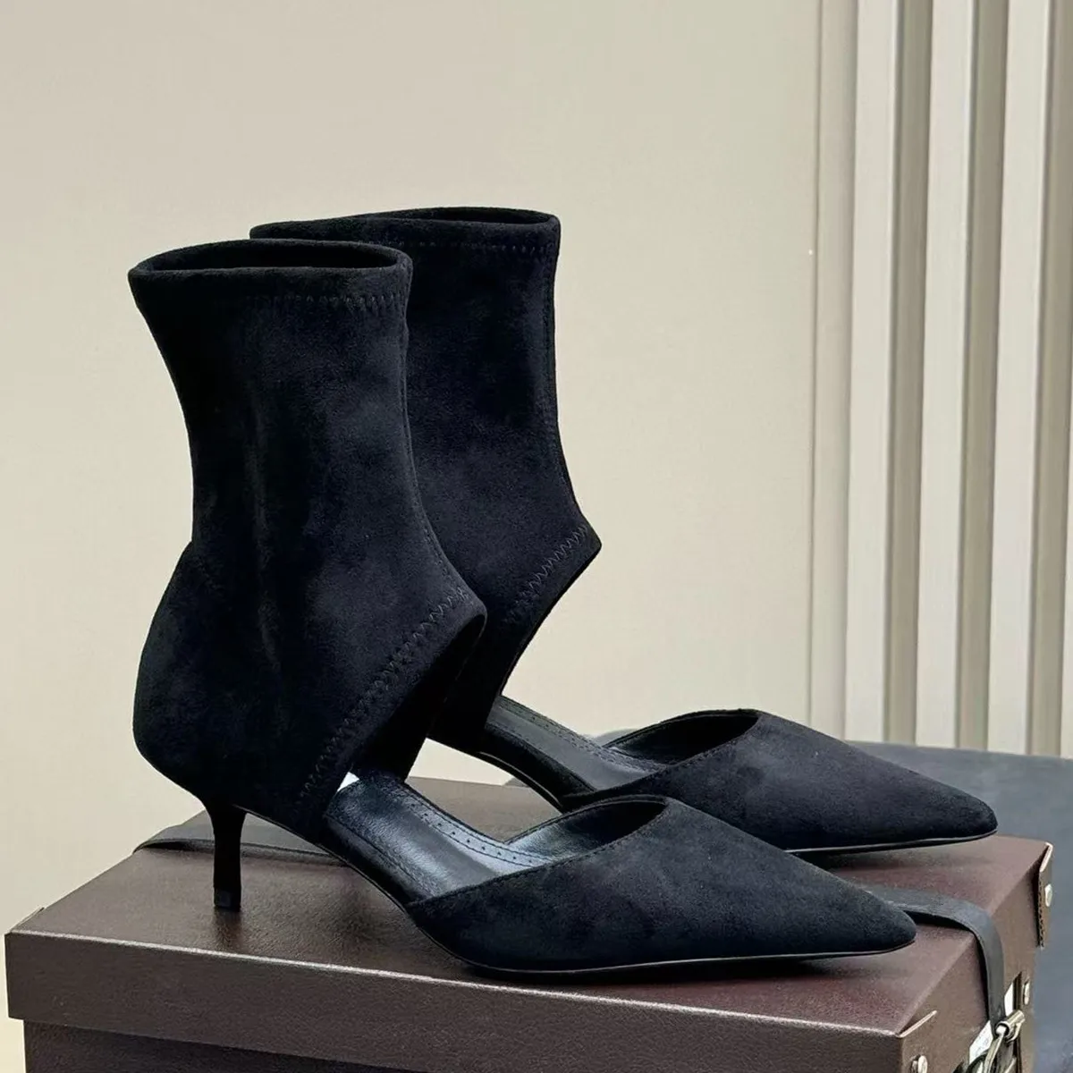 Botas legais para mulheres 2025 verão novo estilo apontado, fino, temperamento sexy versátil botas curtas de salto alto