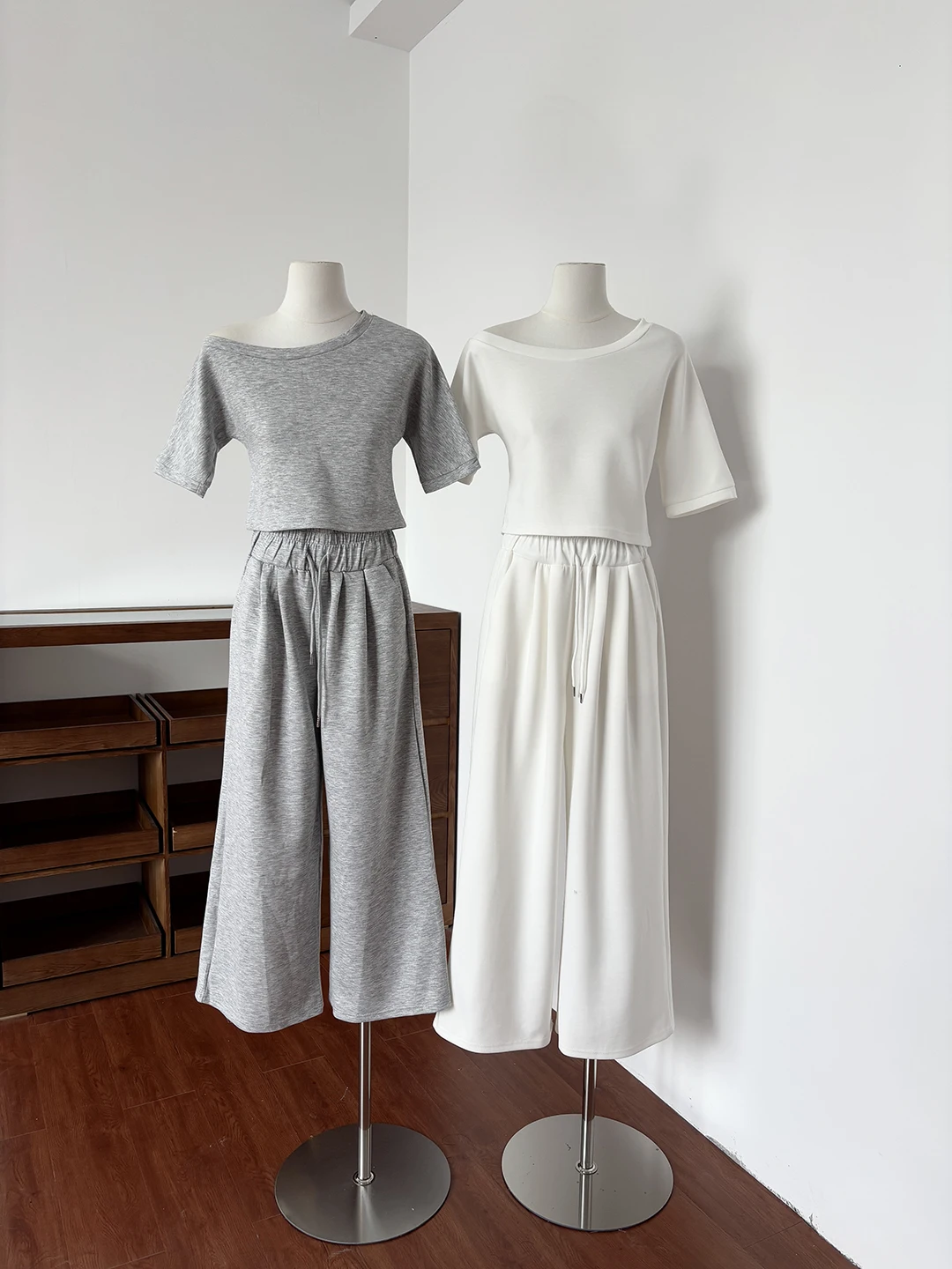 

Summer 2026 Women's Fashionable Loose T-Shirt And High Waist Wide Leg Pants Two Piece Set Korean Style Casual Versatile Shoulder