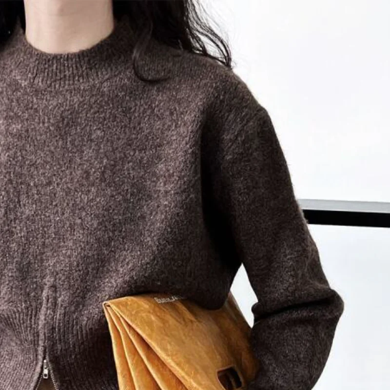 เสื้อสเวตเตอร์เกาหลีแบบมีฮู้ดสำหรับต้นฤดูใบไม้ร่วง ถักด้วยไหมพรม สีตัดกัน สไตล์หวานๆ สำหรับฤดูใบไม้ร่วงและฤดูหนาว รุ่นสั้น