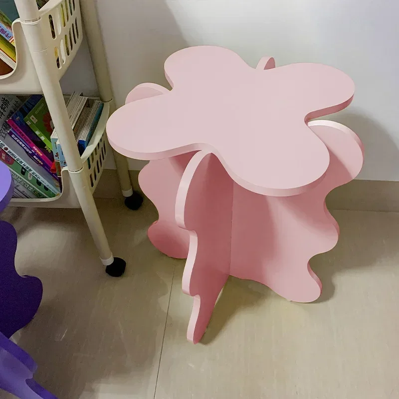 الحديثة الحد الأدنى الكرتون البتلة حافة Ins موجة طاولة القهوة اللون طاولة صغيرة صافي الأحمر الإقامة المنزلية التصوير الدعائم جديد