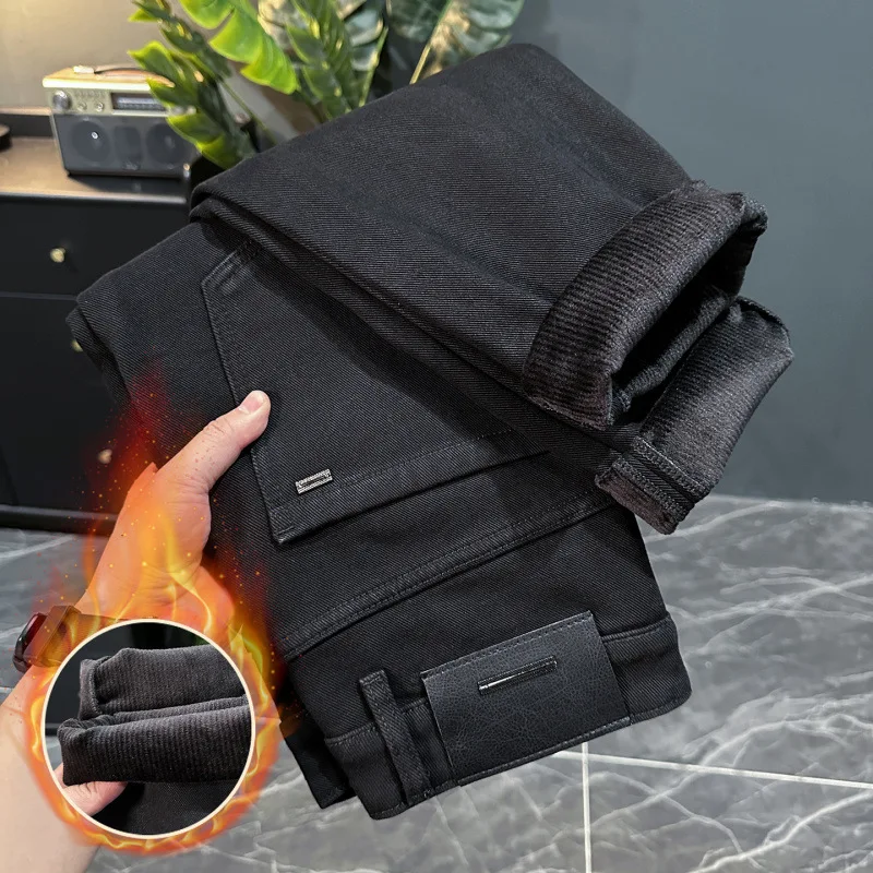 Jeans da uomo ispessiti in velluto nell'inverno 2025, nuovi vestiti da uomo caldi e spessi con piedi piccoli, pantaloni lunghi neri slim fit