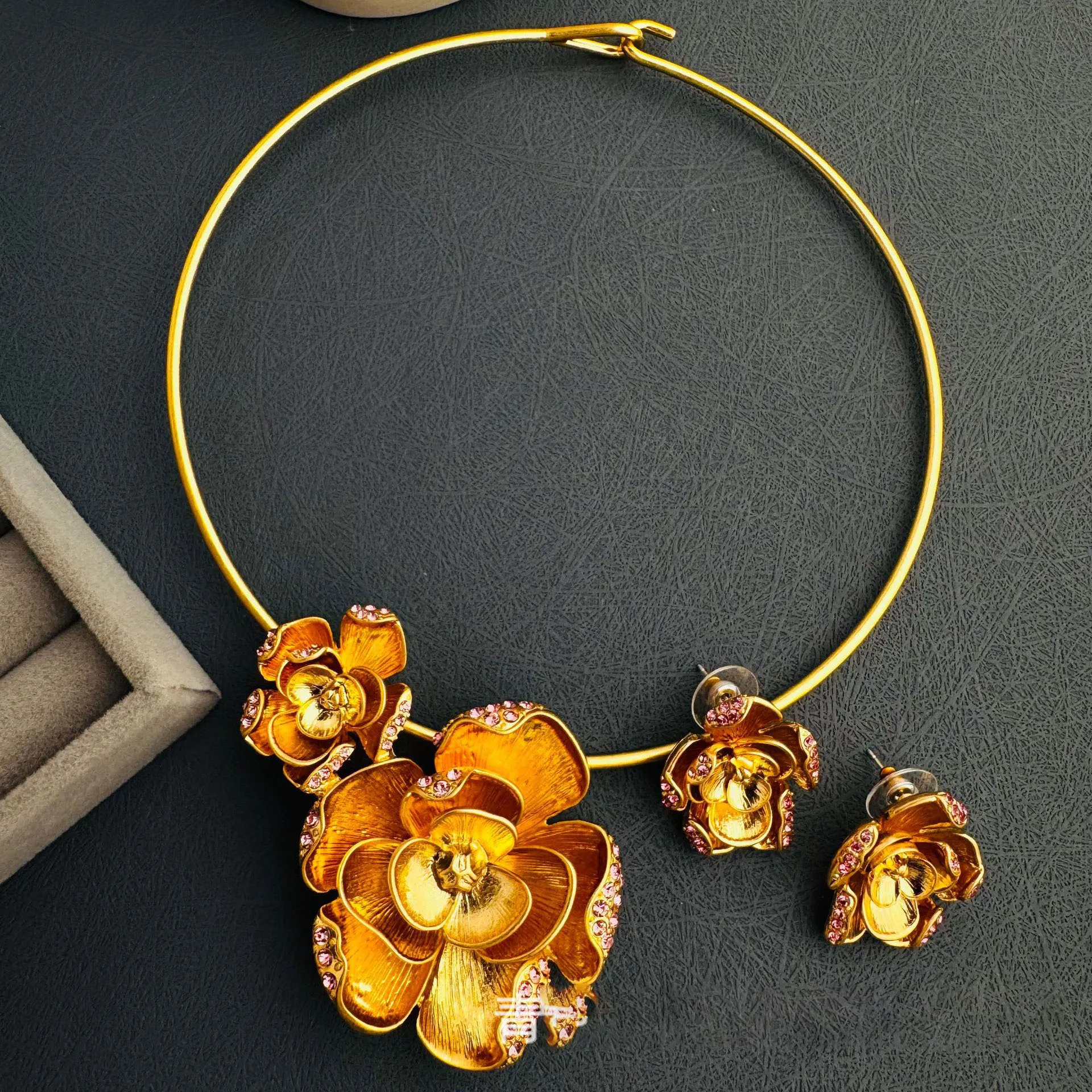 

Oscar French-style Retro Enamel Flower Women's Necklace