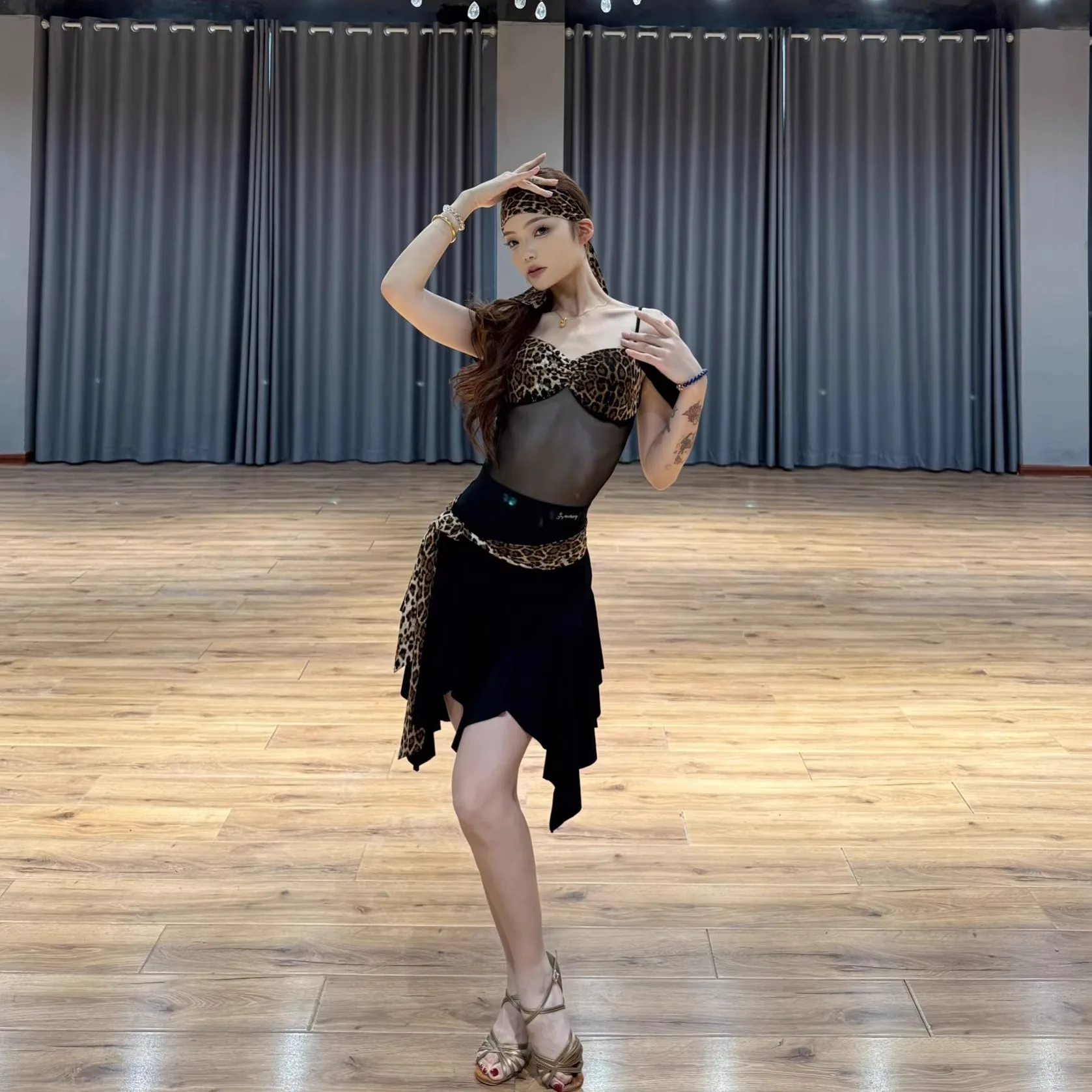 ชุดเต้นรำละตินสำหรับผู้หญิงจากสหราชอาณาจักร ลายเสือดาว เสื้อแบบผูกคอ ดีไซน์หรูหรา สำหรับฝึกซ้อมและการแสดงในงานเต้นรำบอลรูม