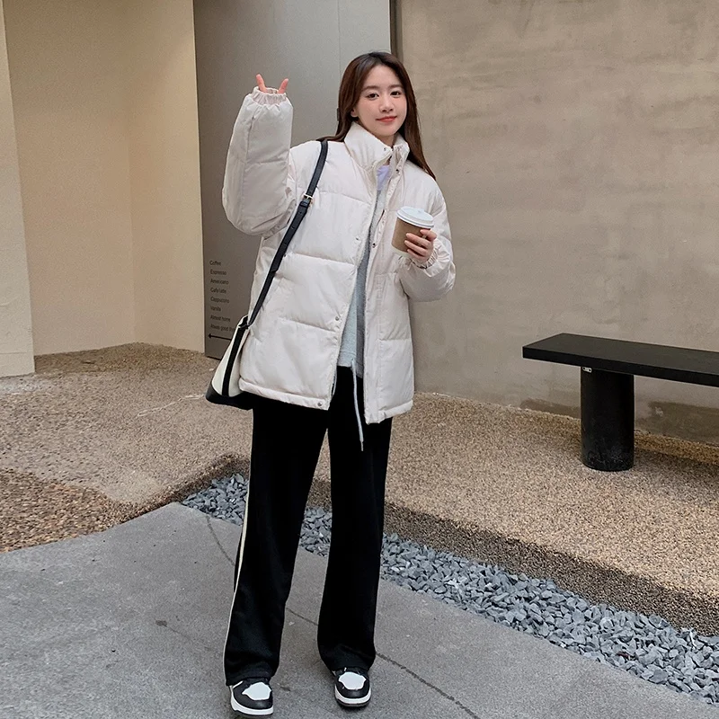 

Парка женская с натуральным мехом, фактурная, с рельефной поверхностью, грубой внешней отделкой, неровной текстурой, имитирующей кожу животных, с эффектом шероховатости и зернистости