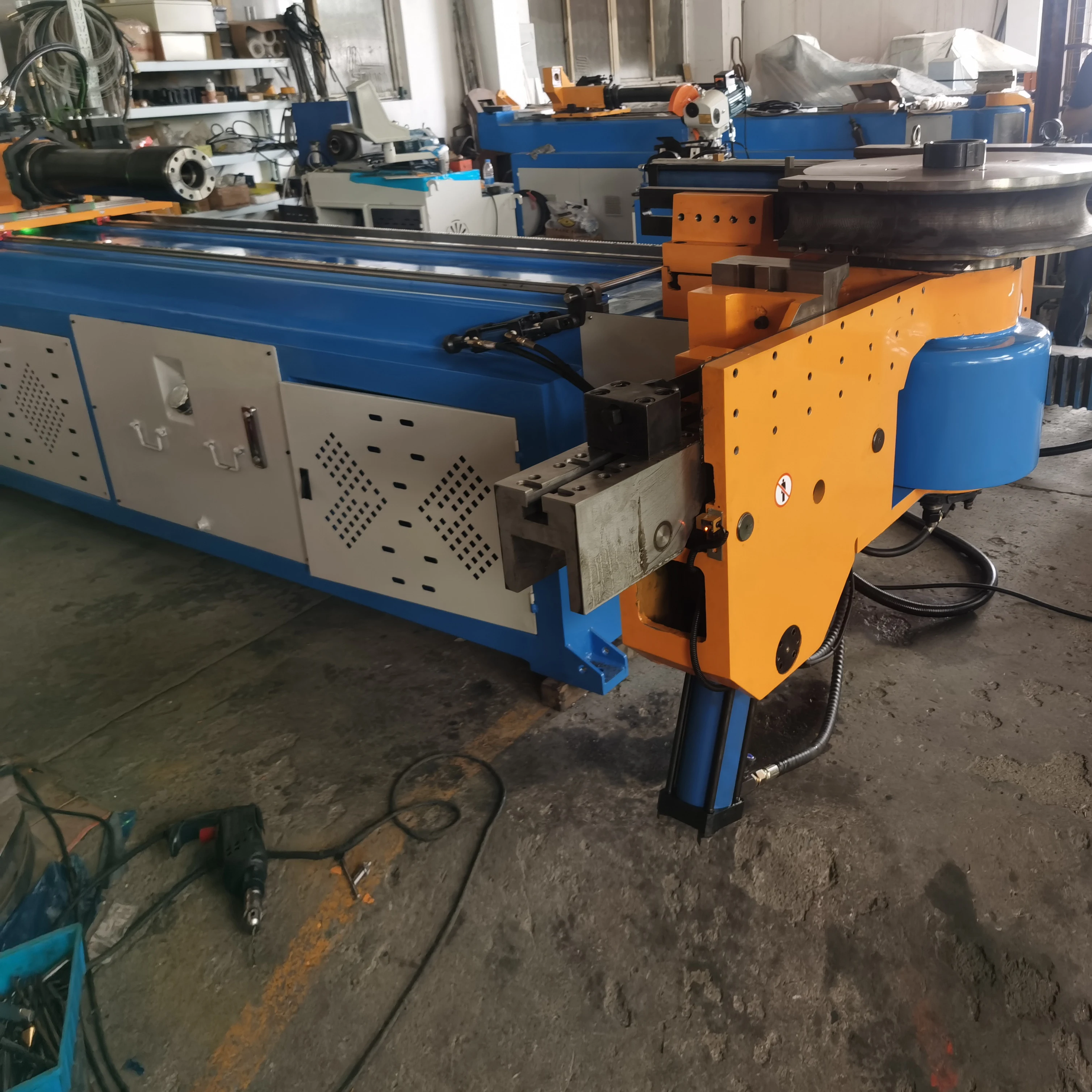 เครื่องดัดขึ้นรูปท่อและโปรไฟล์แบบอัตโนมัติ ใช้ระบบไฮดรอลิก มอเตอร์ CNC สำหรับดัดลวดเหล็ก อลูมิเนียม และเหล็กกล้าไร้สนิม  ใช้งานง่ายและเป็นมิตรต่อการใช้งาน