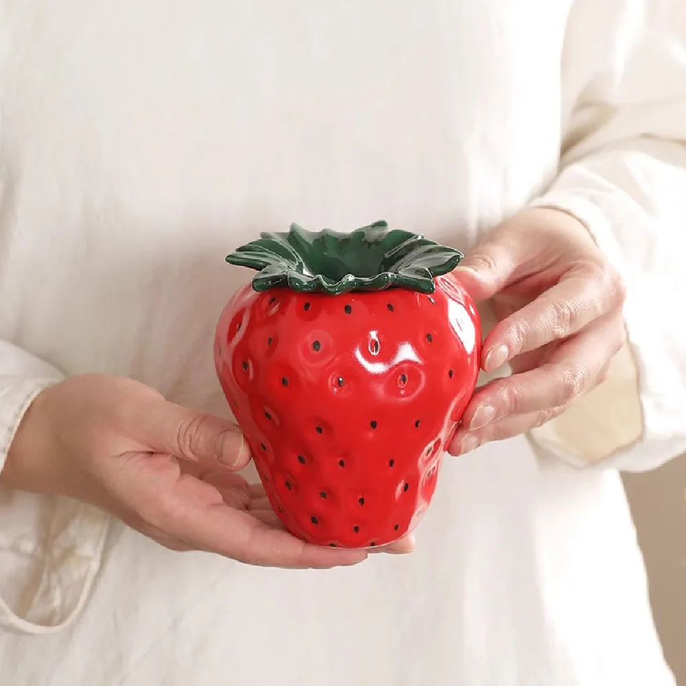 Ceramic strawberry ashtray with lid, windproof and fly ash proof, home, living room, office ashtray decoration, storage, and pro