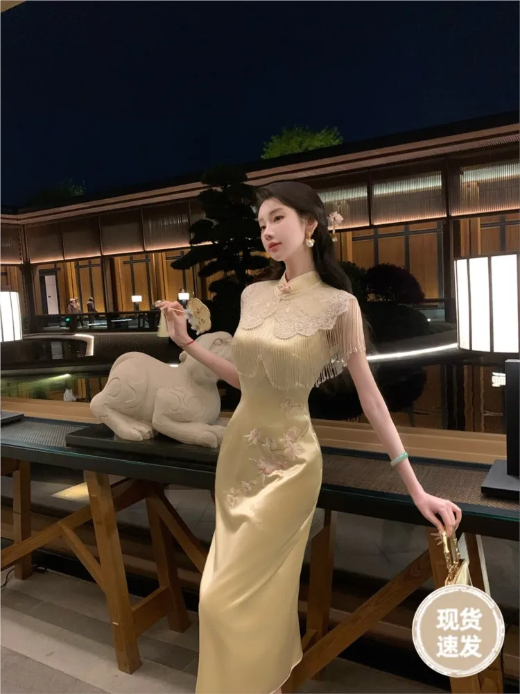

A new Chinese-style cheongsam with peach blossom embroidery and slit dress