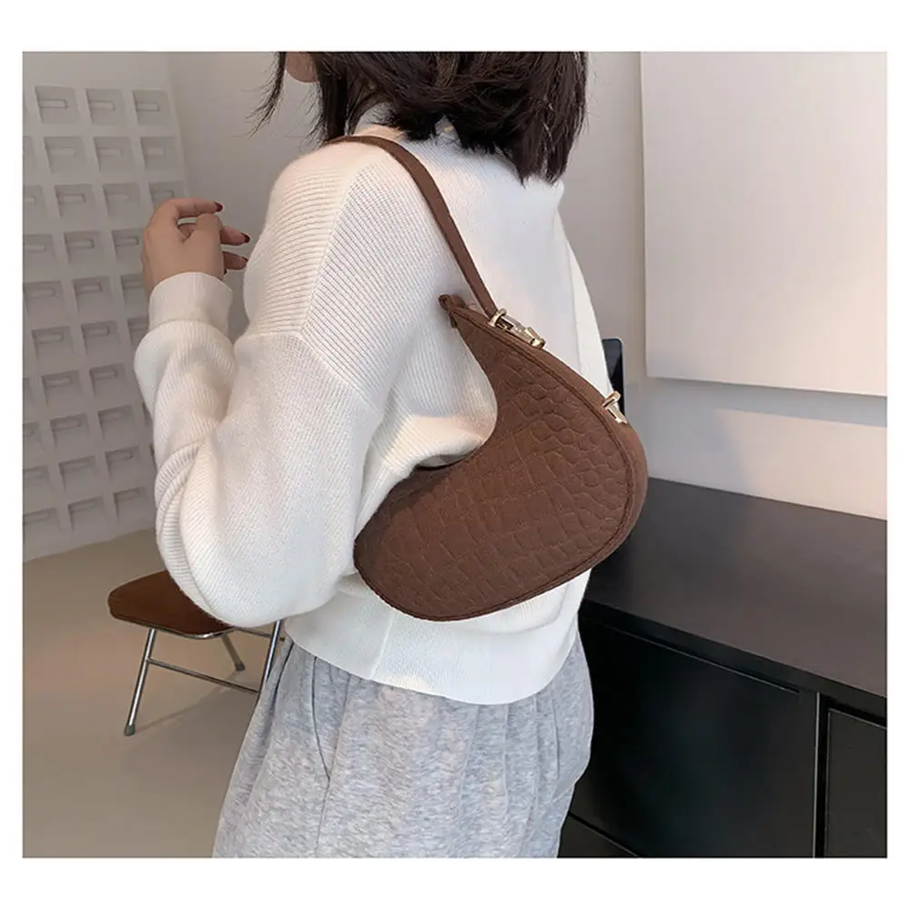 Sac sous les bras croissant pour femme, sacs initiés en feutre, sac de poignet de luxe, pochette sous les bras pour femme, document solide, nouvelle tendance, automne et hiver