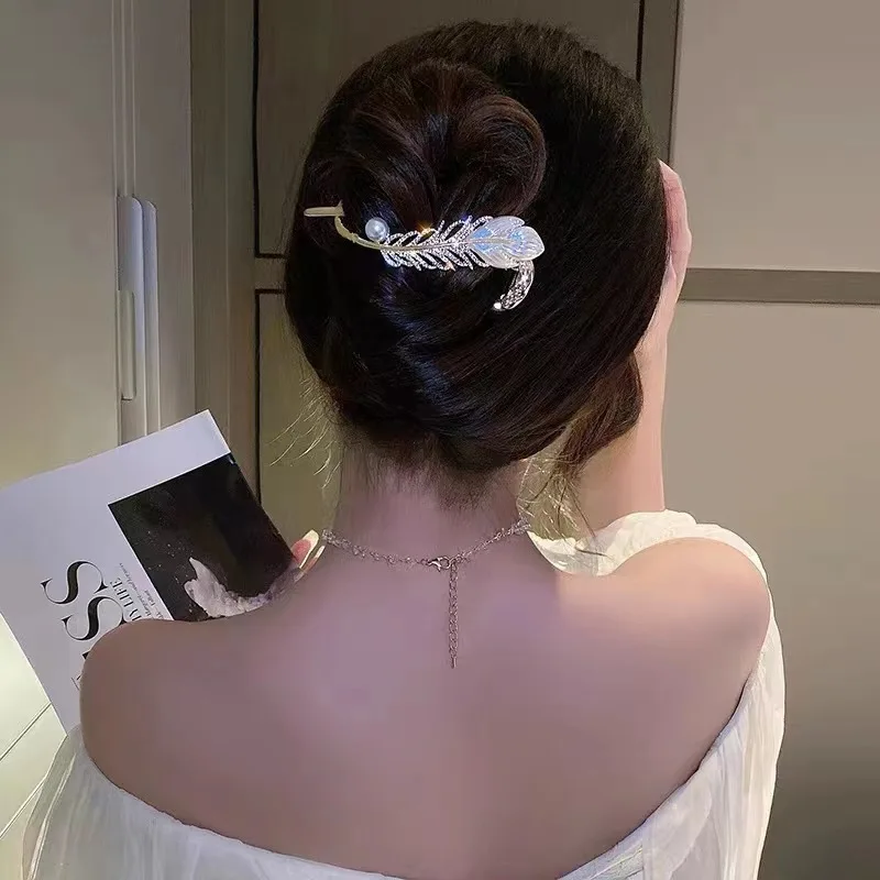 The feather twist one-shoulder clip has a high-end look. It is a versatile hair clip and headpiece for the back of the head