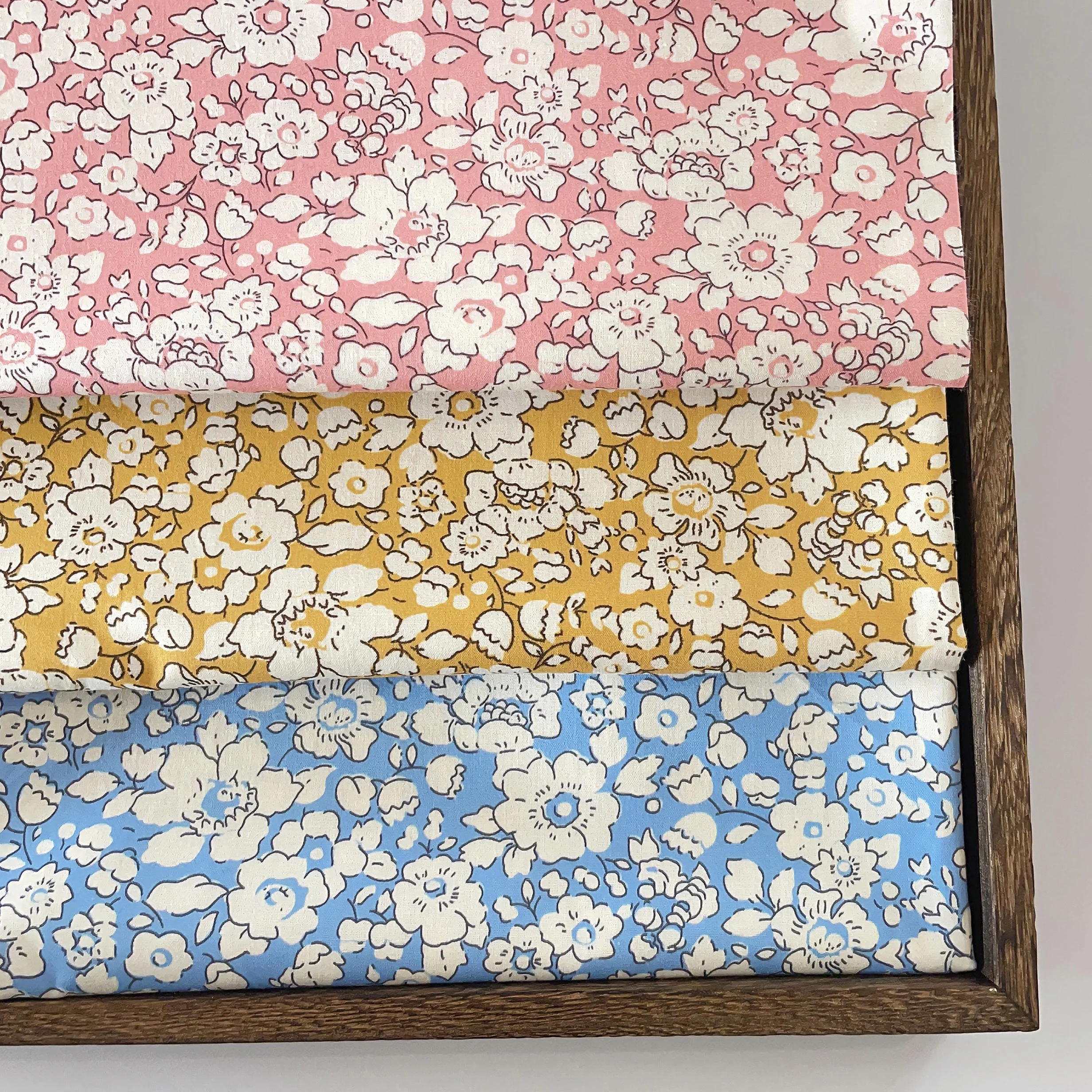 

0,5 м/1 м/2 м/3 м/5 м 100% хлопок винтажная ткань с цветочным принтом для самостоятельного стеганого детского платья, изготовления швейных проектов