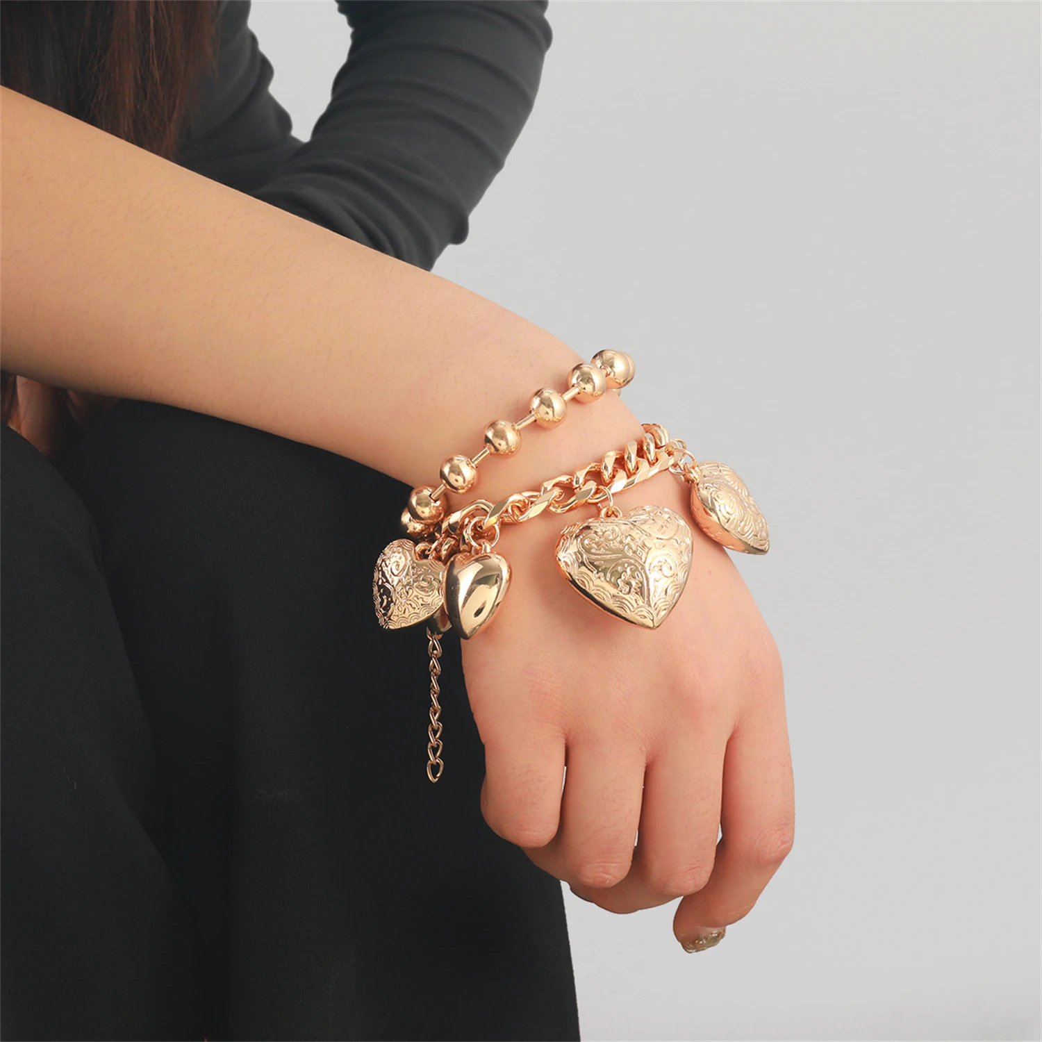 

WAKA Trendy Layered Bracelet for Women Heart - Shaped Pendants with Chunky Chain Unique Fashion Jewelry Perfect for Daily Party