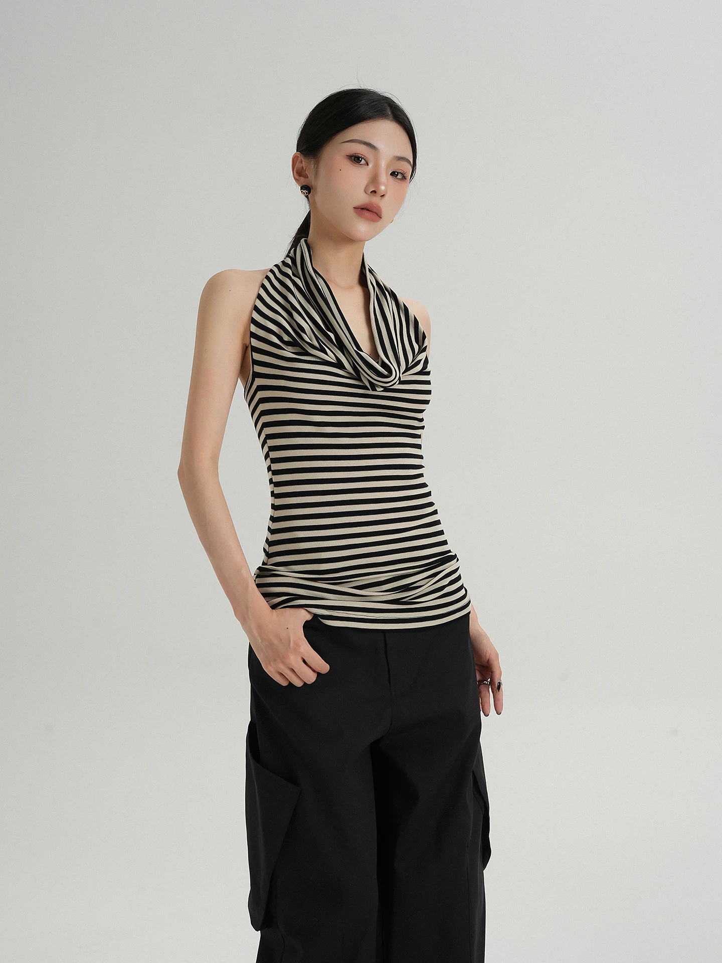 

Новая женская модная летняя футболка-топ с одним открытым плечом, универсальным дизайном и вырезами, малого размера.