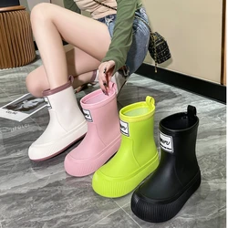 Botas de chuva impermeáveis confortáveis para mulheres, sapatos de chuva de plataforma macios e duros, antiderrapantes, sapatos de trabalho ao ar livre na moda