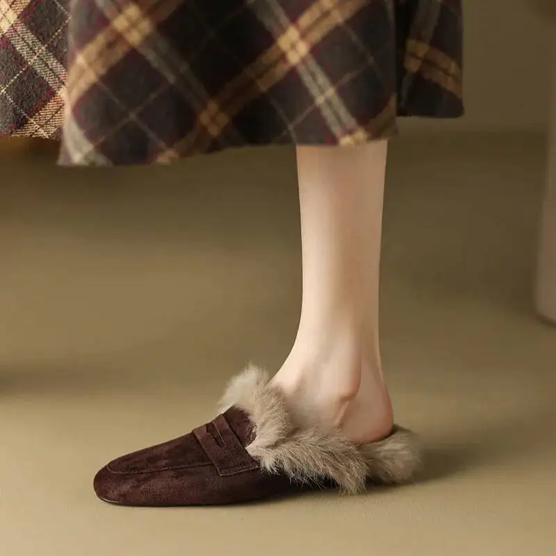 النساء نِعال من الفراء حجم كبير أفخم الانزلاق على المتسكعون المرأة النمط الفرنسي الجلود البغال الشتاء شباشب لخارج المنزل أحذية متعددة الاستخدامات
