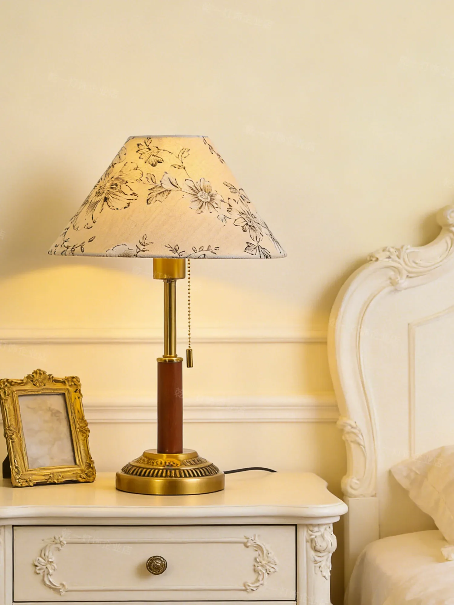 French pastoral table lamp high value desktop decorative lamp master bedroom study atmosphere retro light luxury bedside lamp