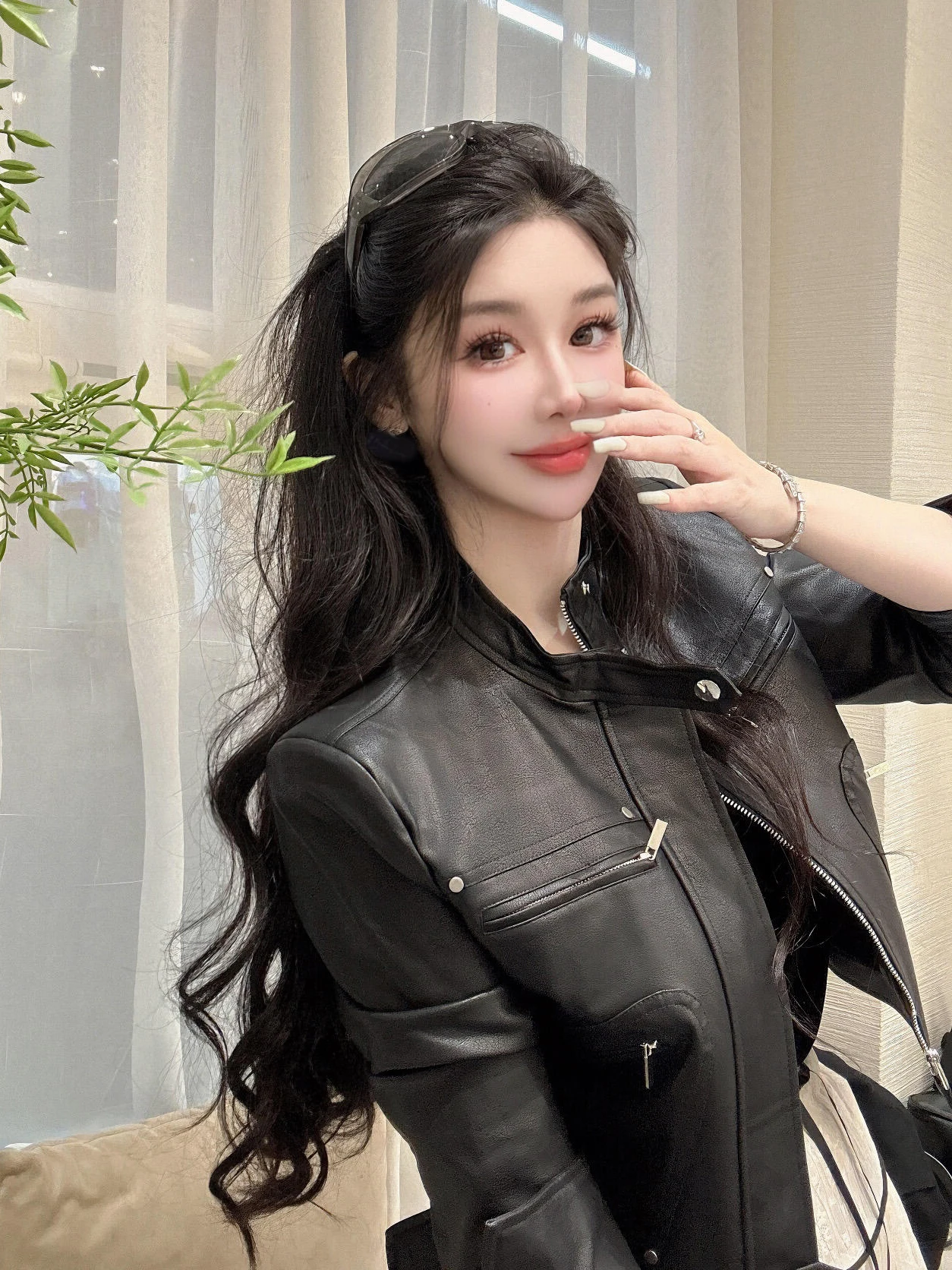 

Cool Unique Women's PU Leather Jaet Motorcycle Sle Stand Collar Zipper ort Length Casual Faion Outerwear Coat