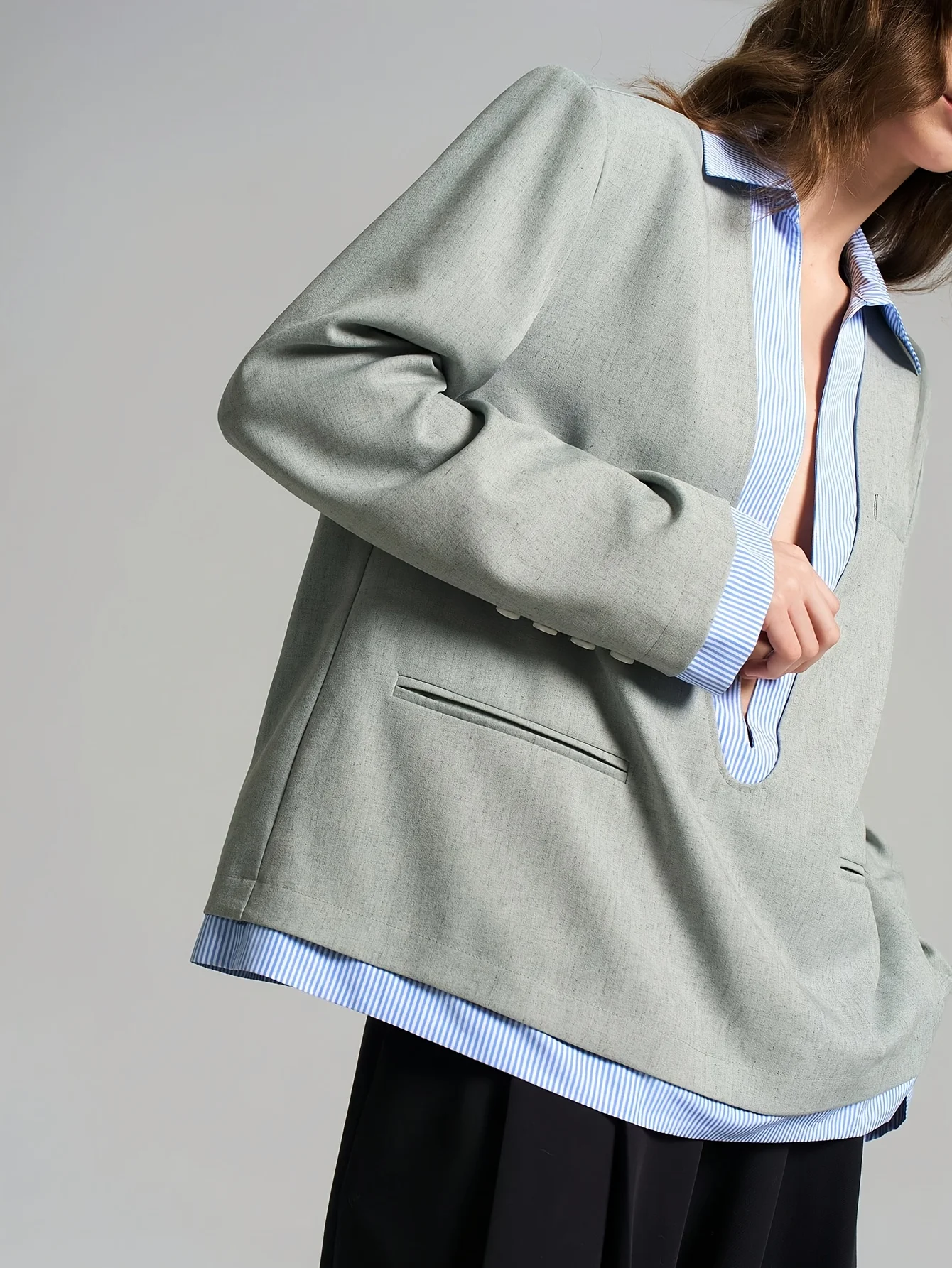 レディース グレー ブレザー 2ピースセット ストライプシャツ レイヤード ワイドレッグ ブラックパンツ カジュアル オフィスコーデ