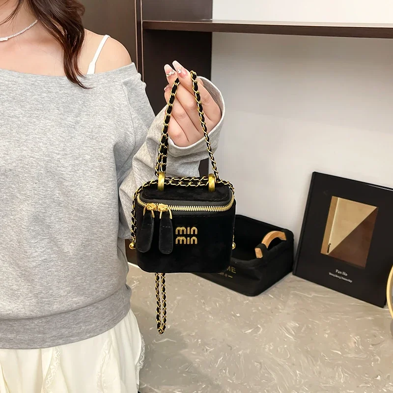 

Fashionable Women's Crossbody-Bag By Famous Designer Leather Material Elegant And Light For Casual Outings