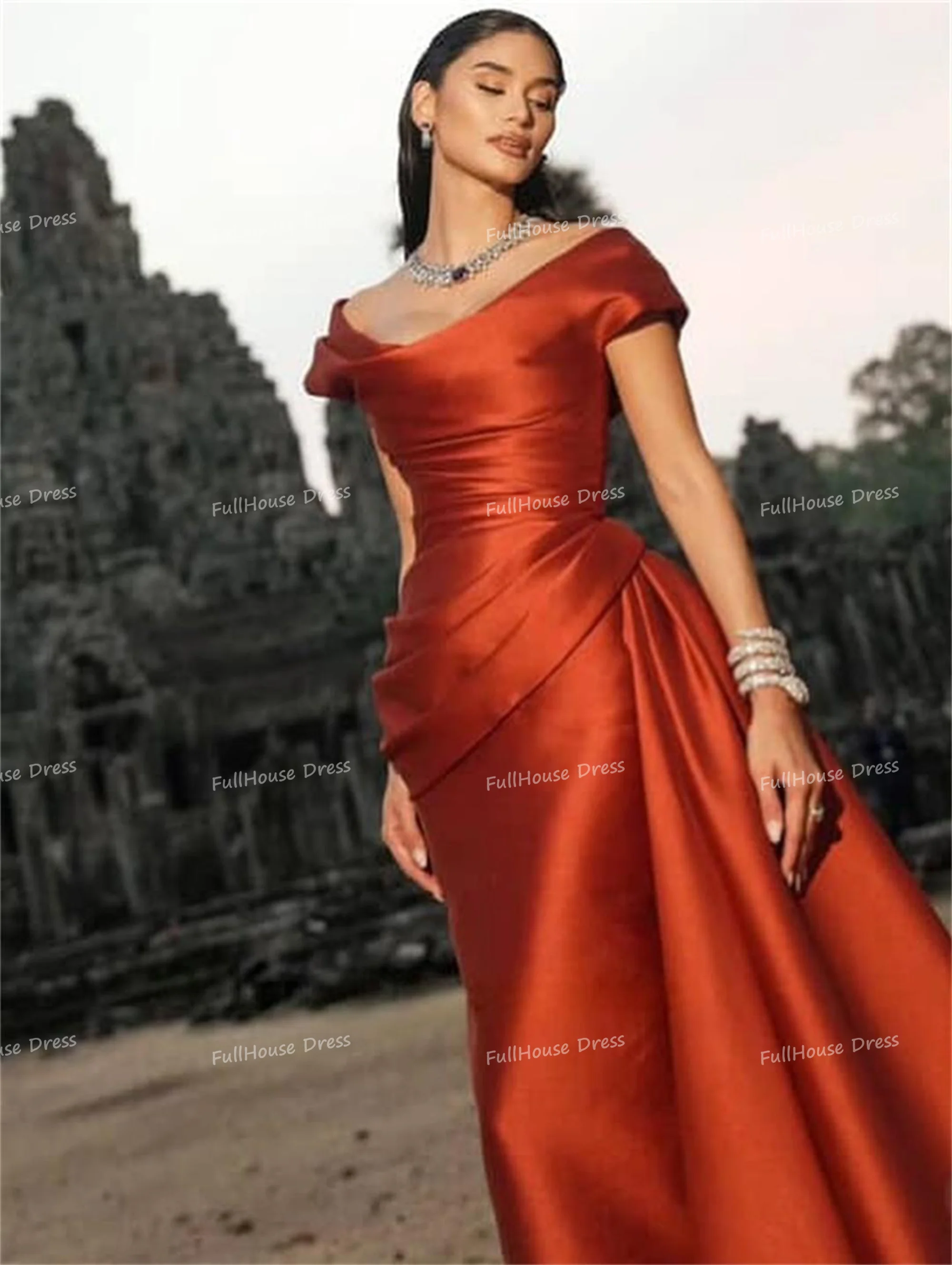 Maßgeschneidertes, modernes, schulterfreies, gestuftes, plissiertes, sexy Meerjungfrau-Abendkleid, rückenfrei, bodenlang, Abschlussball-Partykleid mit Schleppe