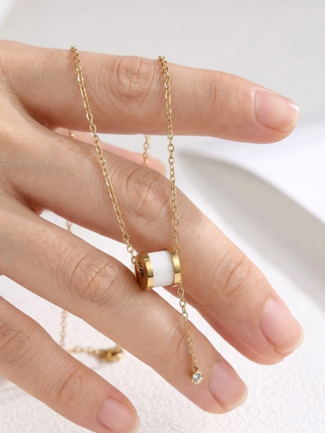 1 Piece of Stainless Steel 18K Gold-Plated Artificial White Mother-Of-Pearl Adjustable O-Shaped Necklace, Light Luxury Small Diamond Imitation Diamond Clavicle Chain, Suitable for Women's Commuting, Parties, Gatherings, and as a Gift Accessory