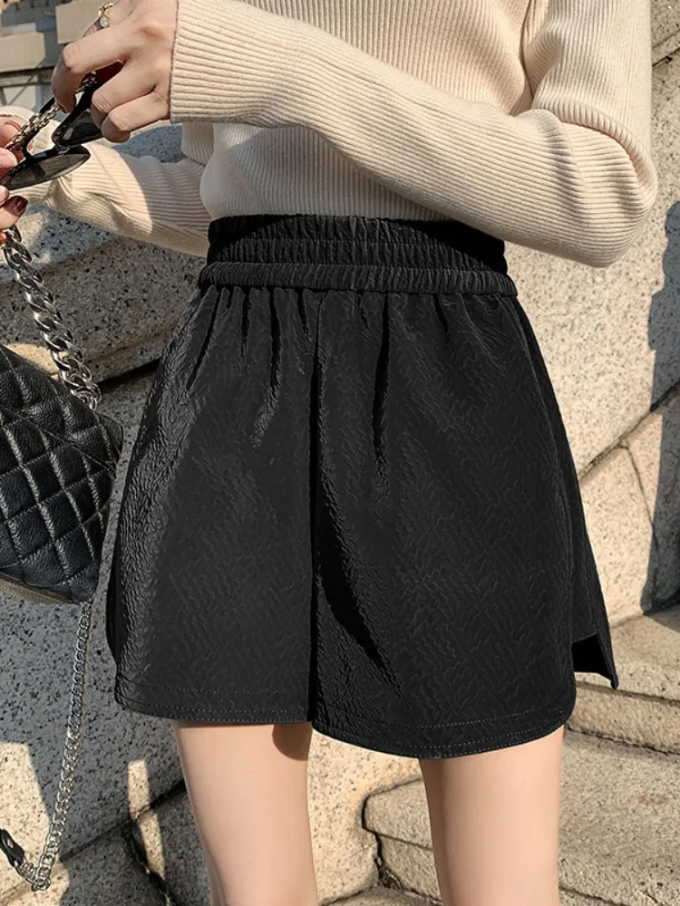 Pantaloncini in pelle jacquard Design Sense da donna in autunno pantaloni corti a vita alta elastici sottili casual larghi e versatili