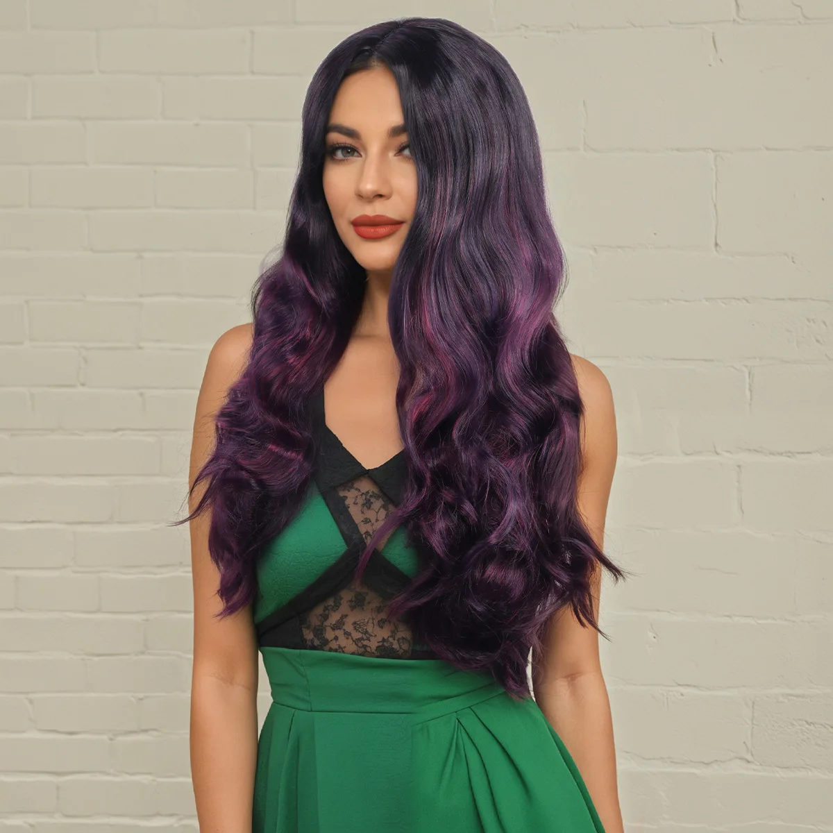 Рисунок 2 - Черно-фиолетовый праздничный парик женский средний