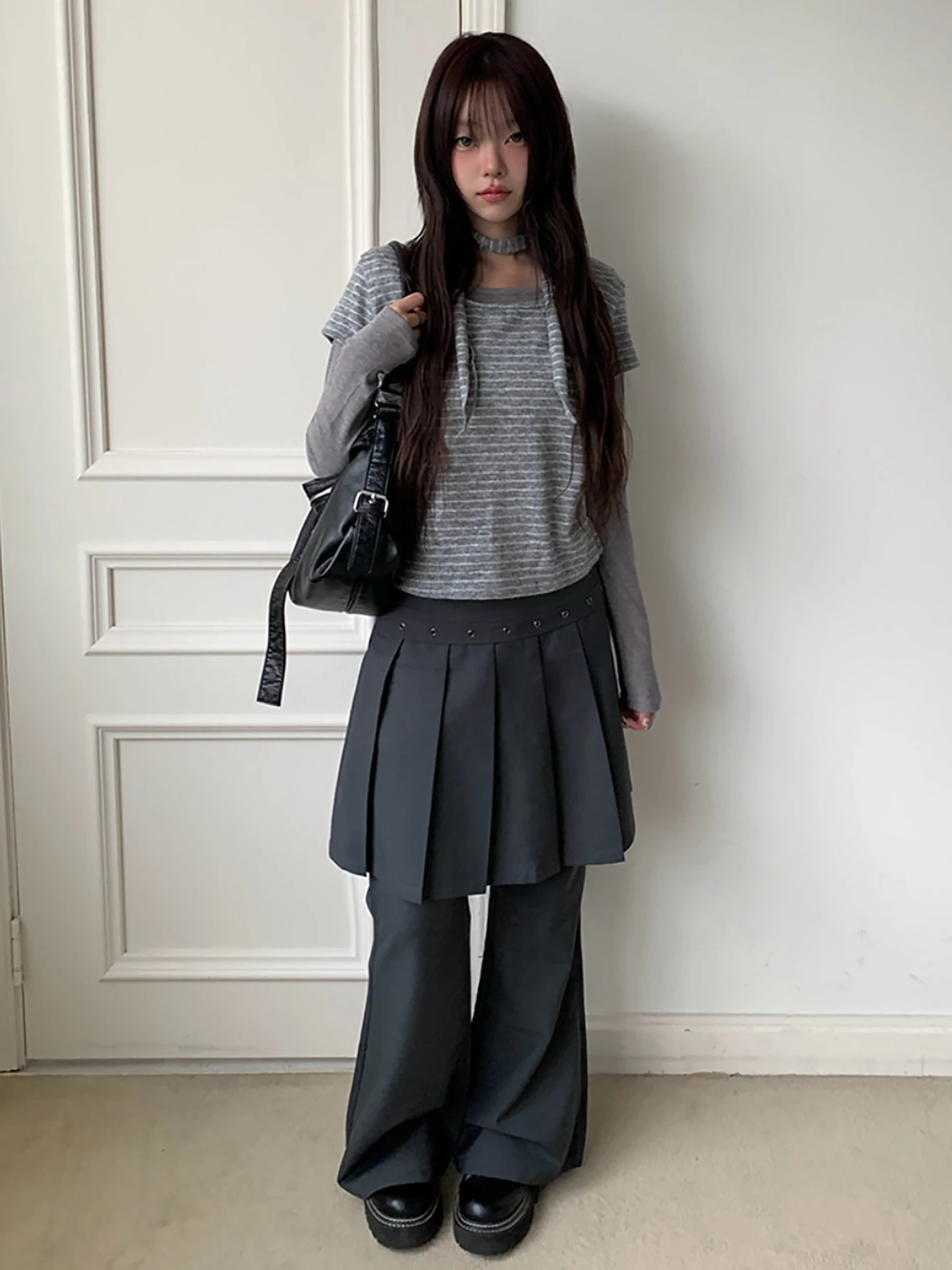 

Весна 2026: Новые шикарные, стильные и удобные женские повседневные брюки-микроклеш с эффектом двухслойности, плиссированной юбкой и металлическим декором, длинные брюки