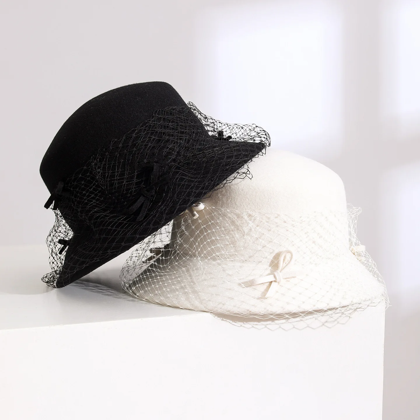 French Light Luxury Mesh Bow Felt Flat Top Formal Hat Elegant British Style Lady Hat for Daily Party Dating