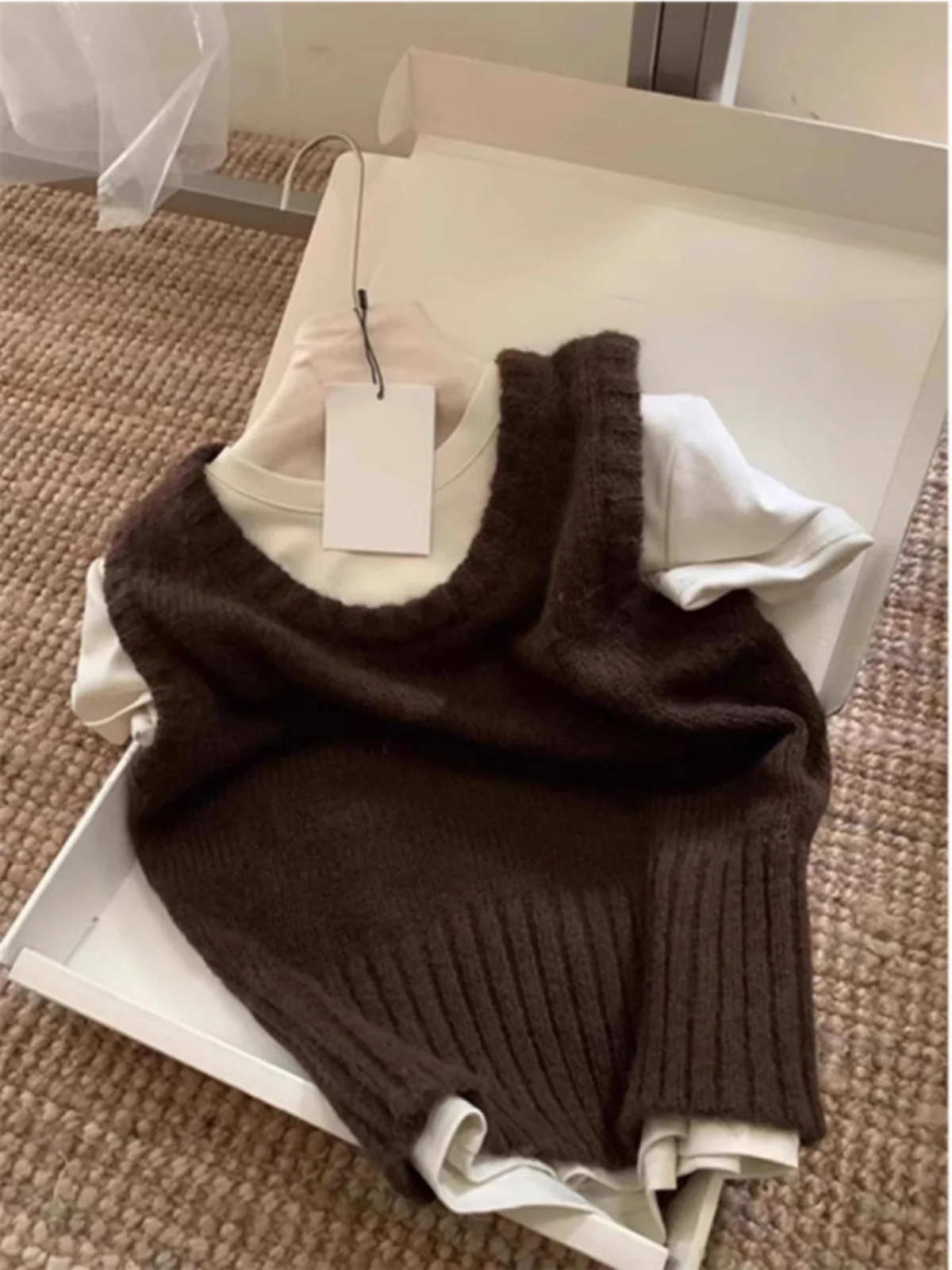 

High-End Short Knitted Sweater Vest for Women Brown No-Sleeve Layered Outerwear Autumn Winter Fashion Ladies' Premium Knitwear