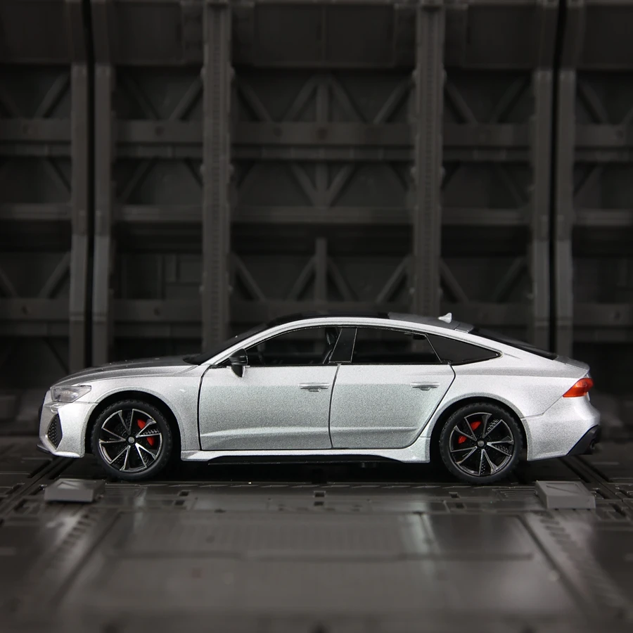 Portas modelo de carro em liga Audi RS7 1:32 em ambos os lados que podem ser abertas, e o capô dianteiro e da porta do porta-malas também podem ser abertas