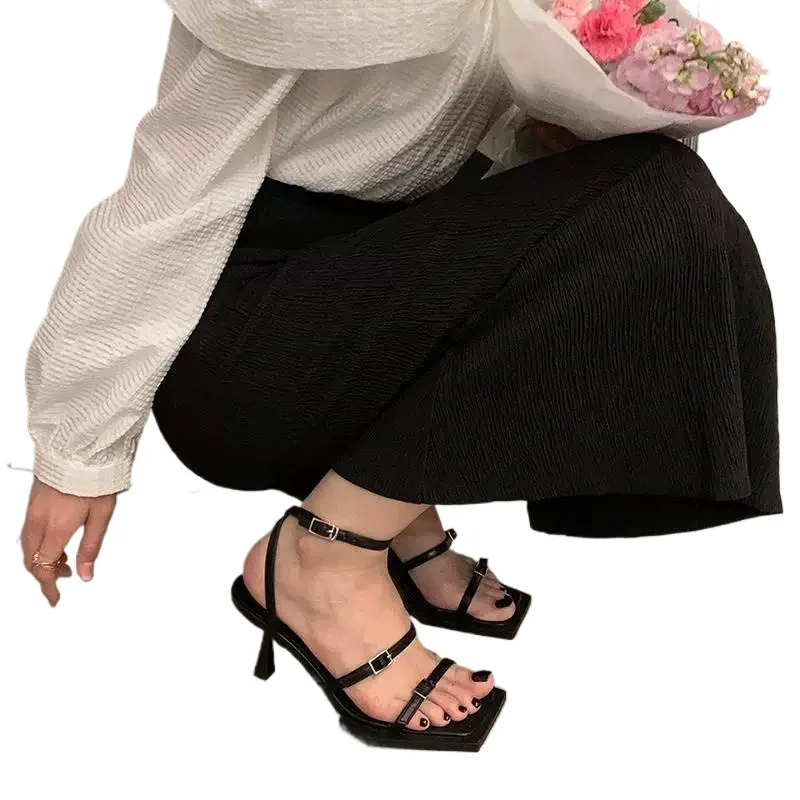 2026 Neue Damen-Sommersandalen im Outerwear-Stil mit eckiger Spitze, offenem Zehenbereich, dünnem Riemen, hohen Absätzen, sexy und modische Römersandalen