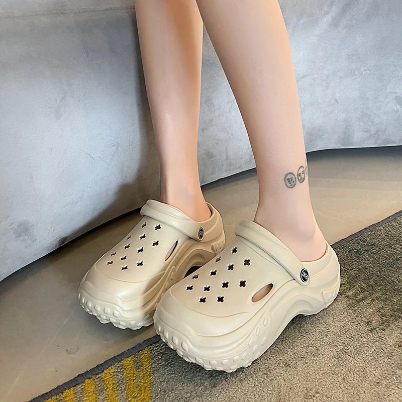 Women Chunky Clogs Luxury Lady Platform Slippers Ultralight Foam Summer Slides Fashion Female Babouche Comfortable Nurse Shoes