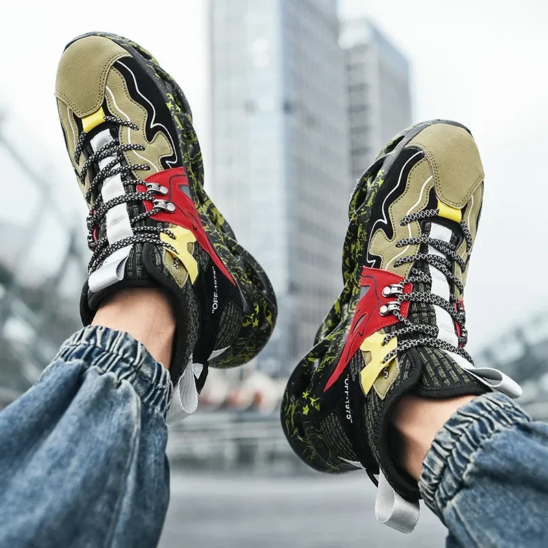 

Мужские кроссовки на массивной подошве