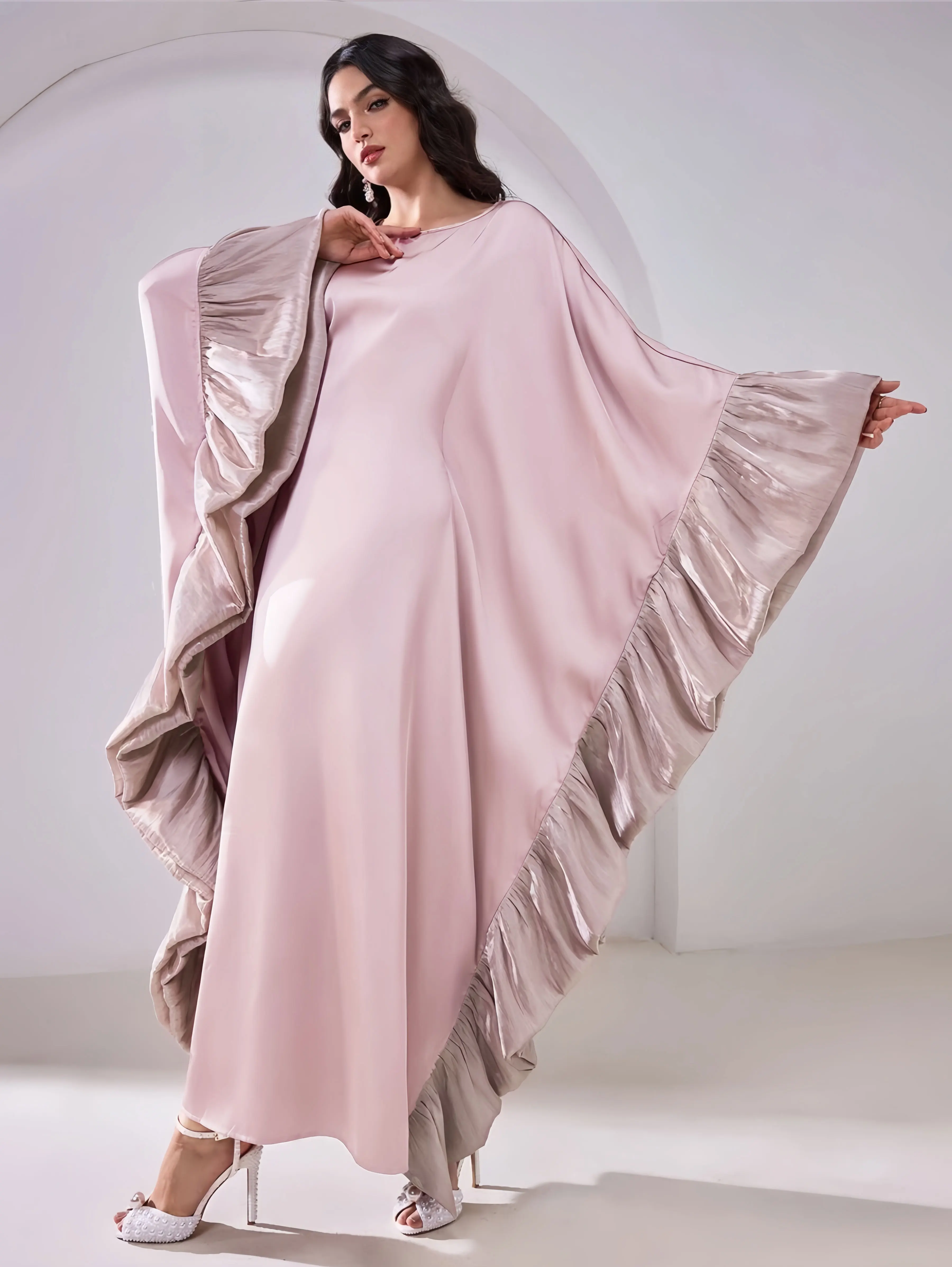 Dubai moslim dames roze satijnen abaya met gegolfde elegante lengte kledingstuk bescheidenheid en high fashion flair voor speciale gelegenheden