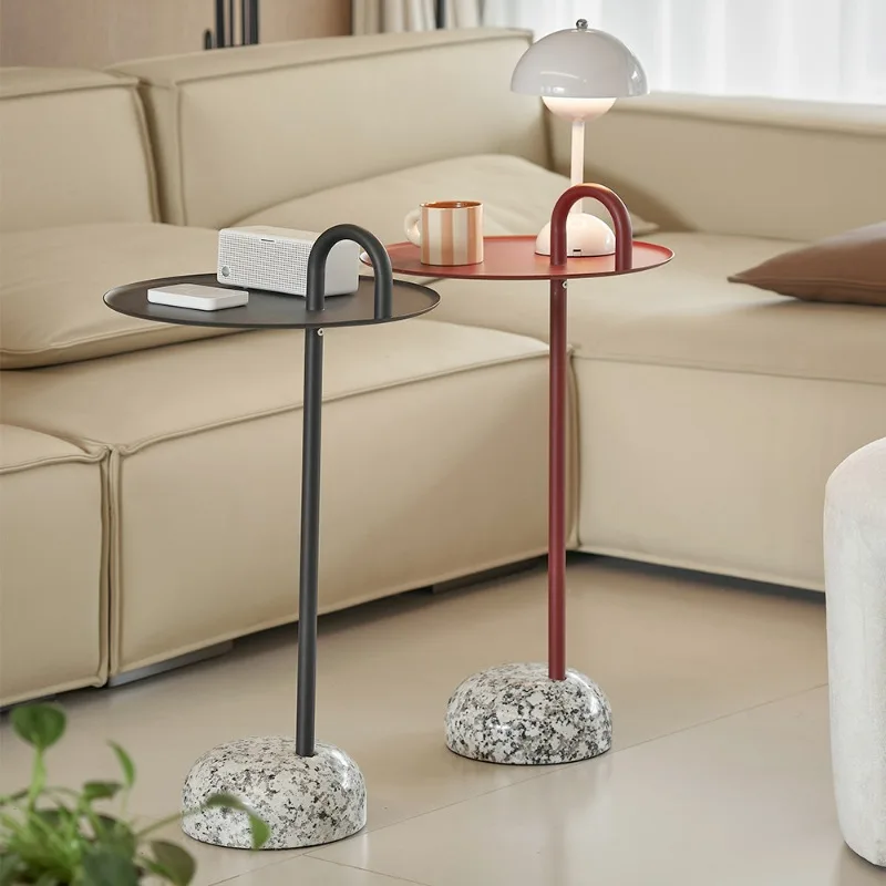 شقة صغيرة مبتكرة، أريكة معيشة راقية، بجانب يدوية، بجانب السرير للقهوة